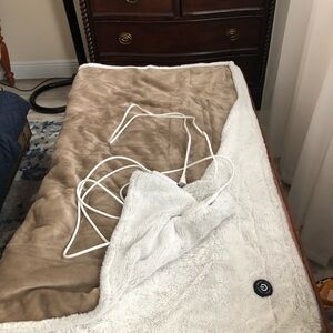 Berkshire Tan and White Heated Blanket